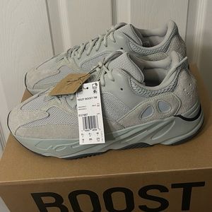 *NEW* Yeezy Boost 700 in Salt